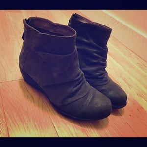 Grey shimmer suede ankle boot Danskos